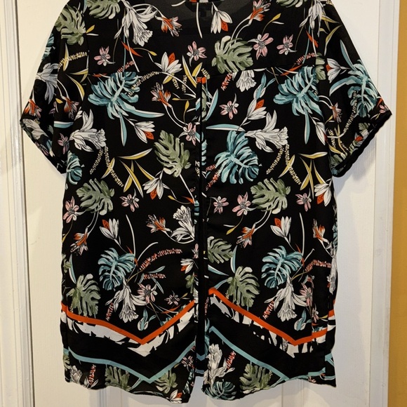 PEACOCKS BRAND BLACK WITH BRIGHT COLOR FLORAL DESIGN SHORT SLEEVE OPEN BACK - Picture 6 of 8